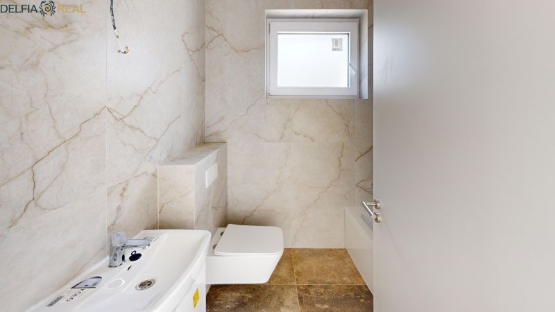 Moderny-4I-rodinny-dom-s-vyhladmi-na-vrchu-ulice-Aleksince-Bathroom 1.jpg